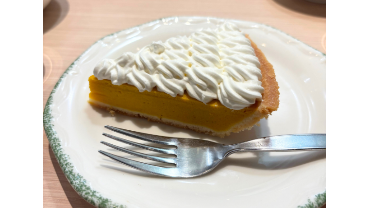 カプリチョーザの人気デザート、カボチャのケーキ。鮮やかなオレンジ色のかぼちゃクリームにたっぷりのホイップがのった一切れ。