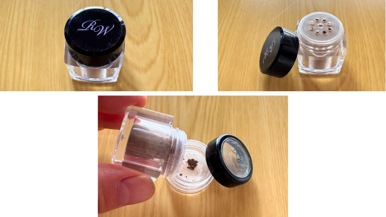 レイチェルワインのパウダーアイブロウを小分け容器に入れた様子|100円ショップ購入の蓋付きケースを使用