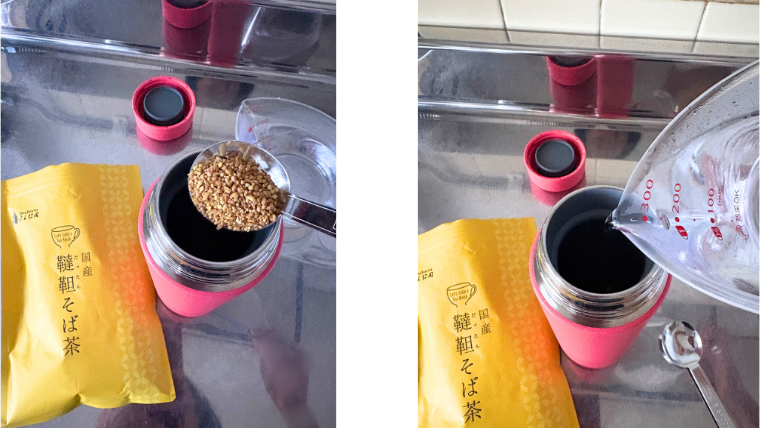 国産韃靼そば茶をスプーンで水筒に入れる様子と、計量カップで熱湯を注ぐ様子。黄色いパッケージと赤い水筒が並んでいる。